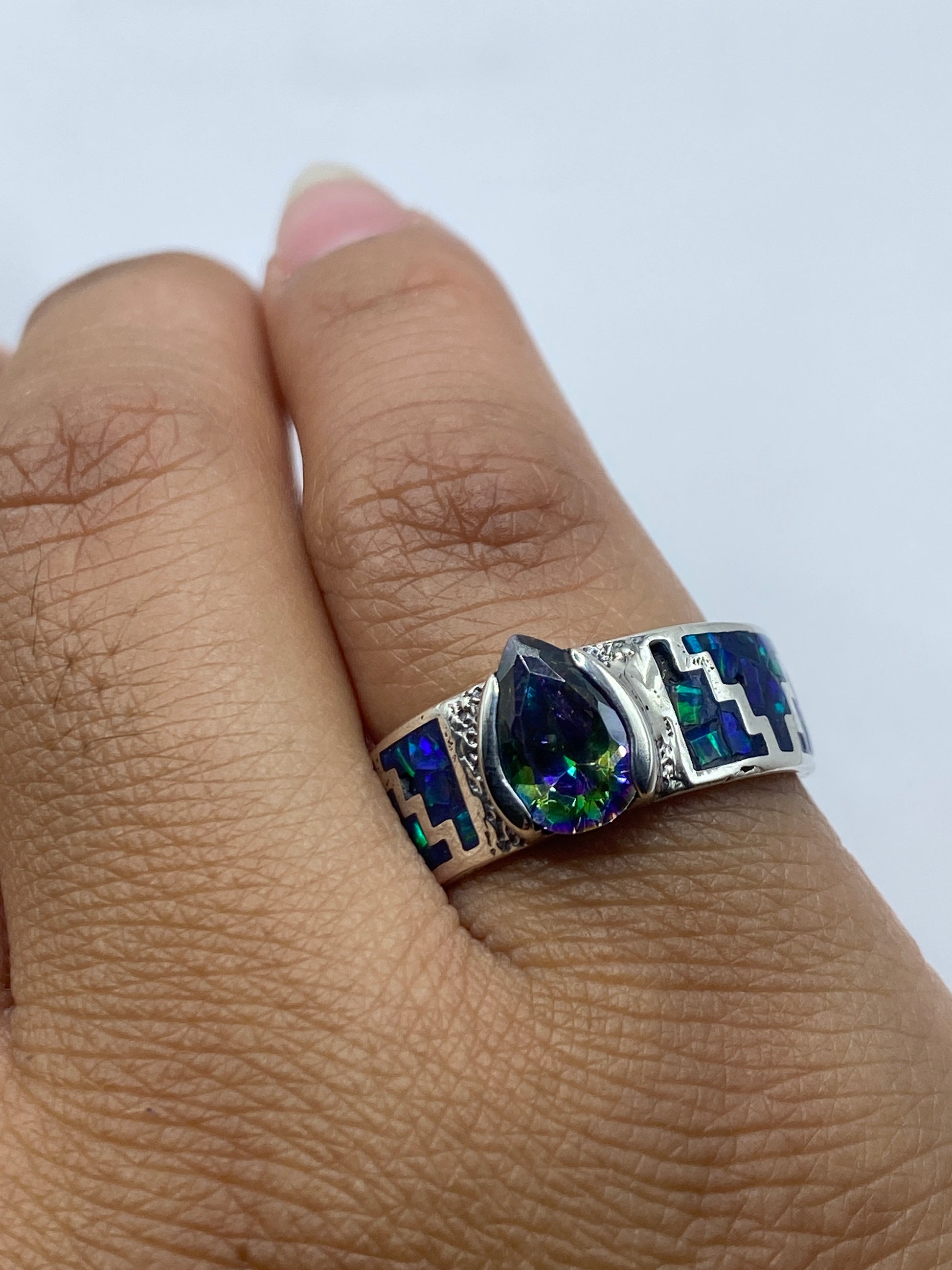 Anillo sobre fondo blanco mostrando el Quinto .950 en el interior