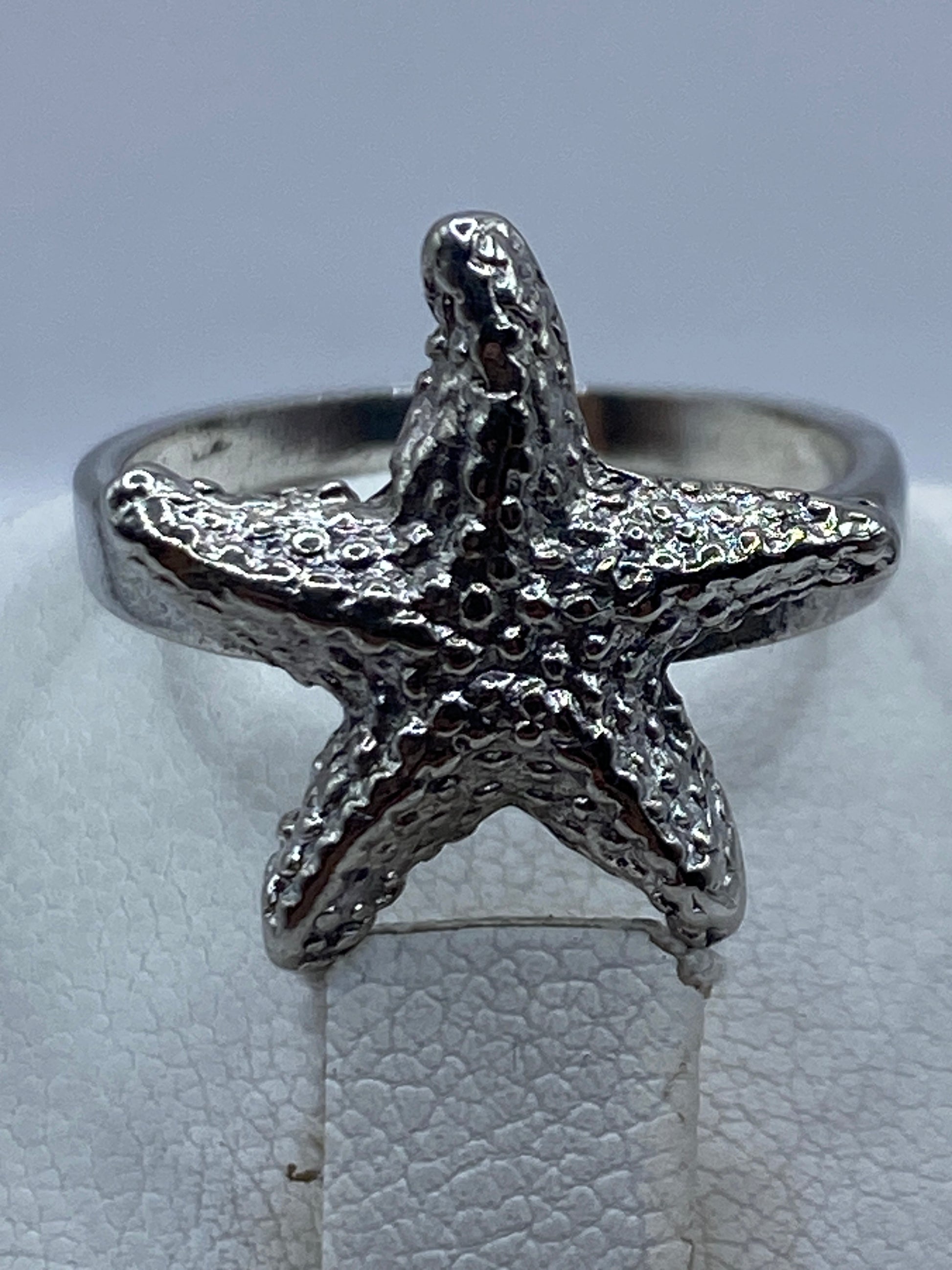 Detalle del anillo de estrella marina desde arriba, pulido brillante en plata .925