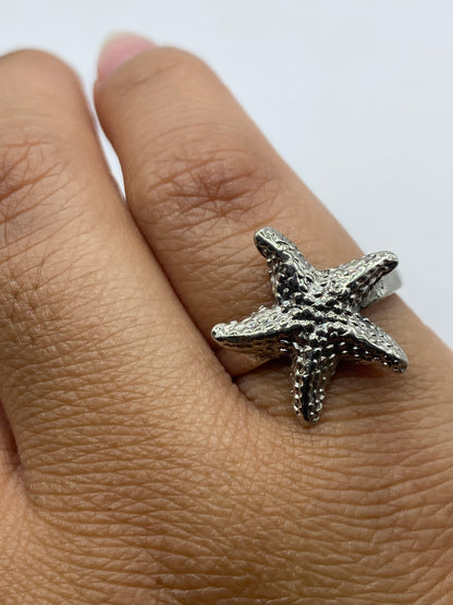 Anillo sobre fondo blanco mostrando el Quinto .925 grabado en la banda