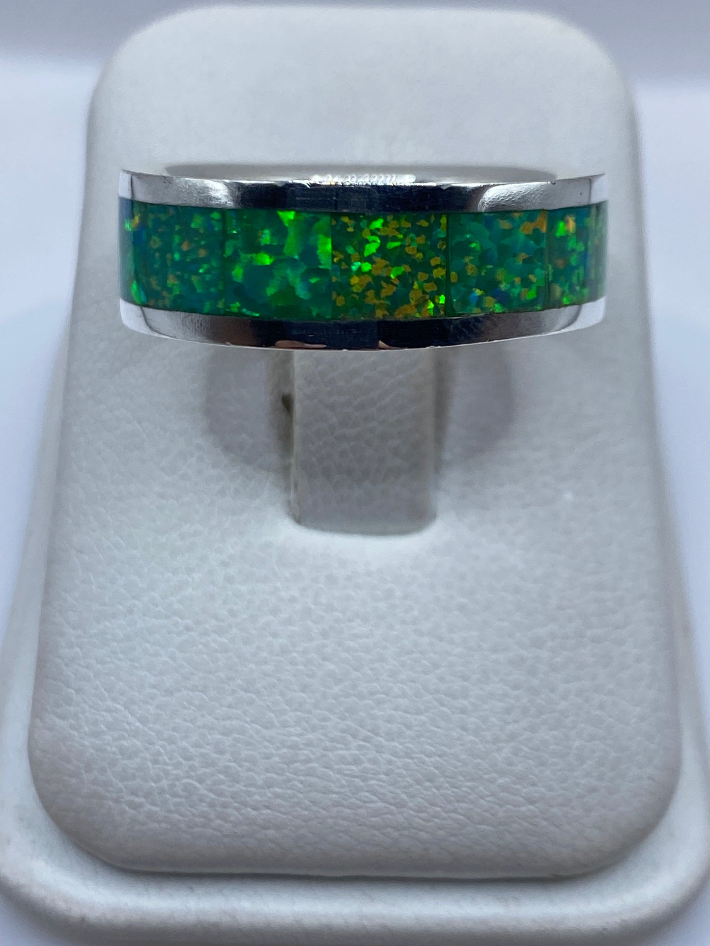 Anillo de plata .950 con ópalo de fuego verde limón engastado, visto desde arriba