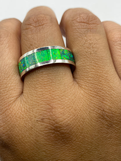 Anillo sobre fondo gris mostrando la transparencia y el fuego del ópalo