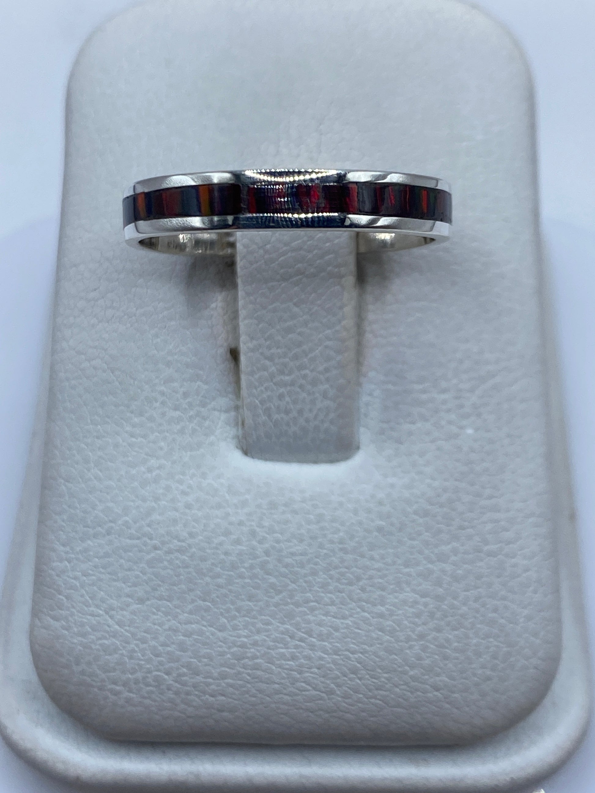 Anillo de plata .950 con Ópalo de Fuego multicolor en estuche blanco, vista frontal
