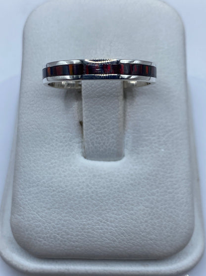 Anillo de plata .950 con Ópalo de Fuego multicolor en estuche blanco, vista frontal