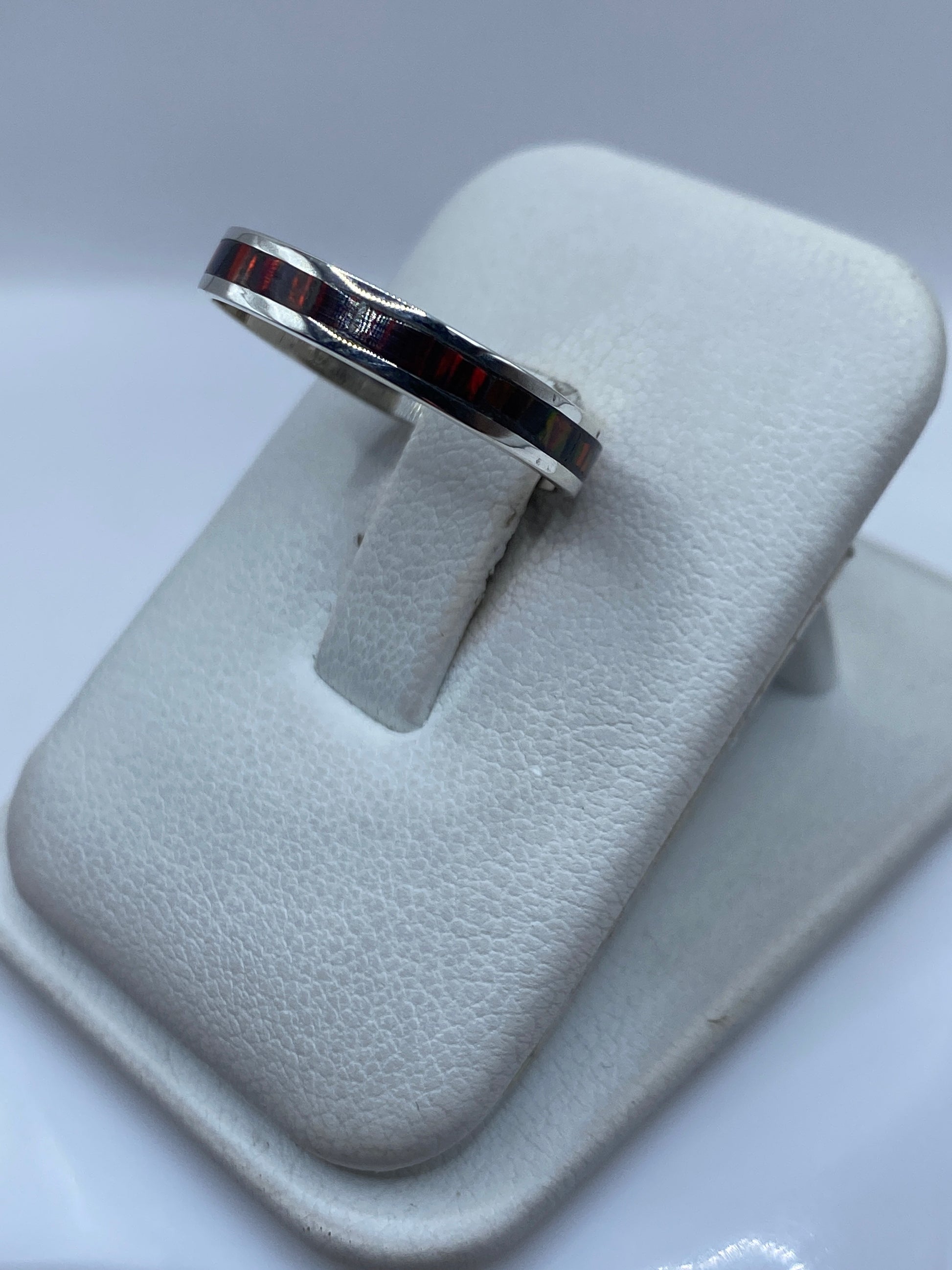Detalle lateral del anillo: engaste preciso de la piedra en plata pura