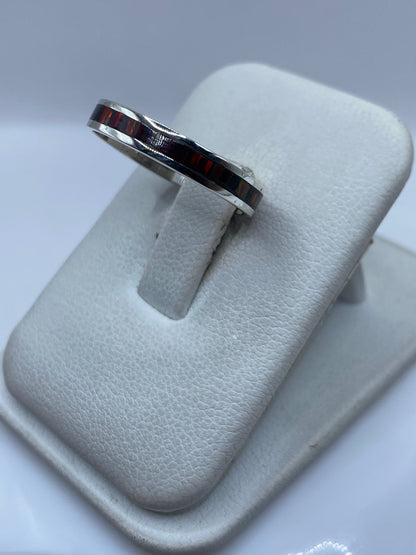 Detalle lateral del anillo: engaste preciso de la piedra en plata pura