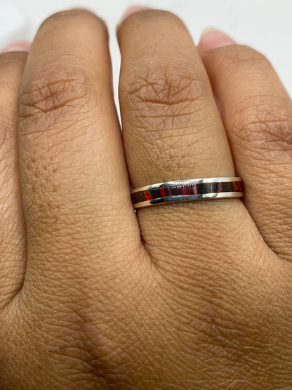 Anillo en dedo de mujer mostrando el brillo multicolor del Ópalo de Fuego