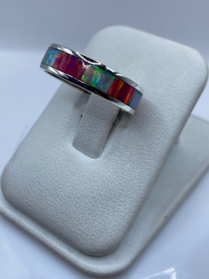 Vista lateral del anillo de ópalo de fuego engastado a mano en plata pura