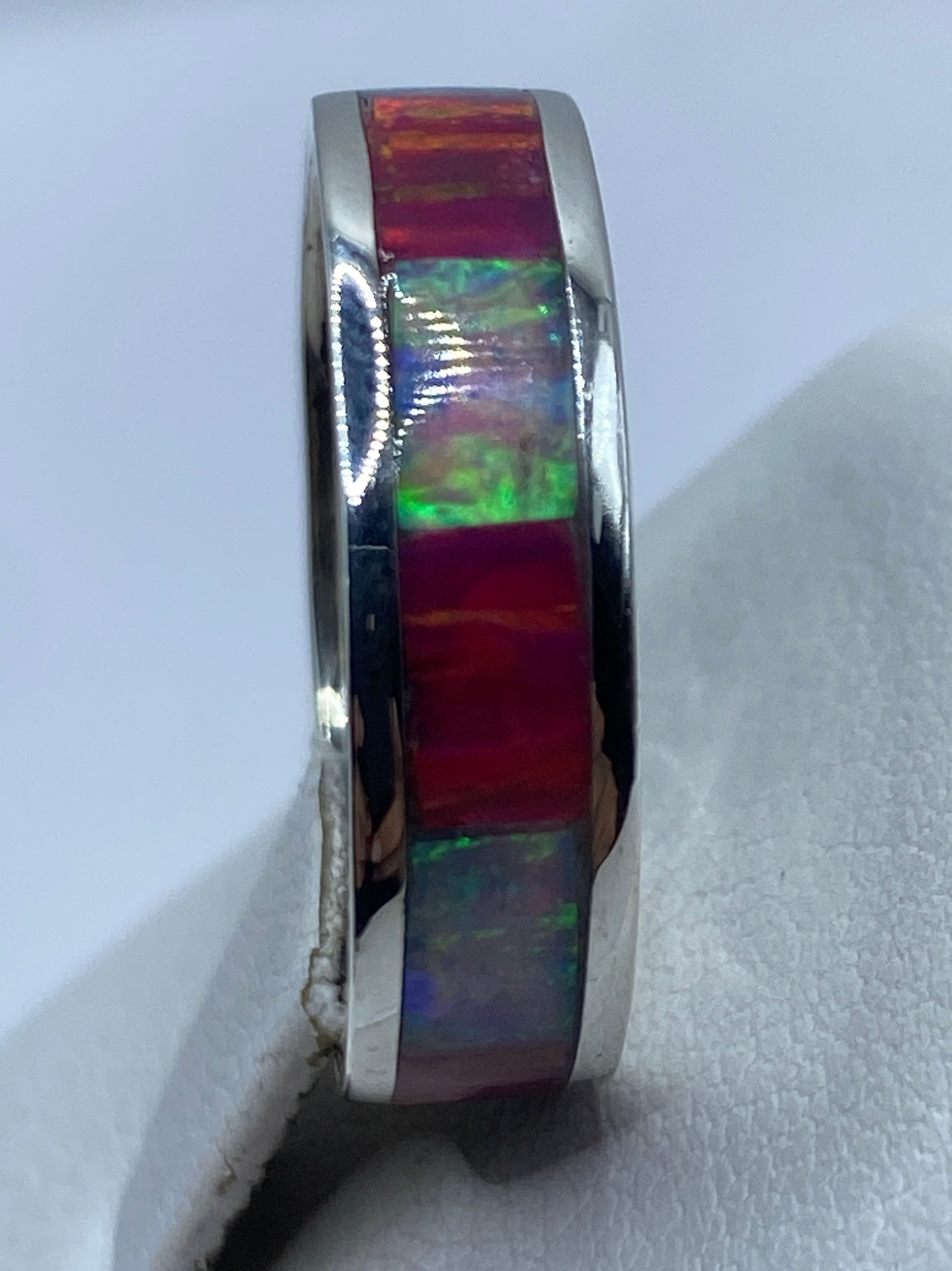 Detalle del engaste del ópalo multicolor y el brillo de la plata .950