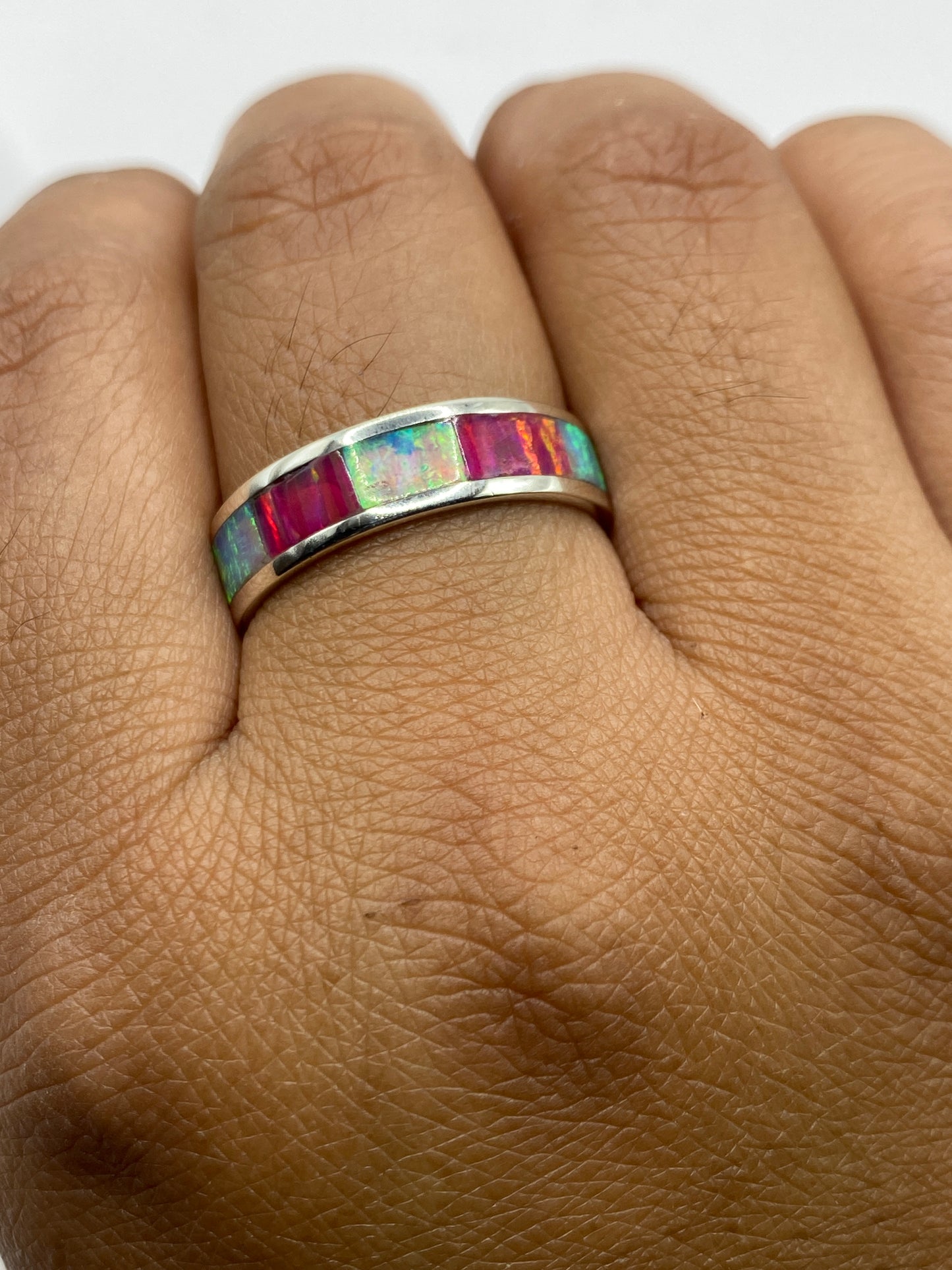 Anillo sobre fondo blanco mostrando el sello del Quinto .950 en el interior