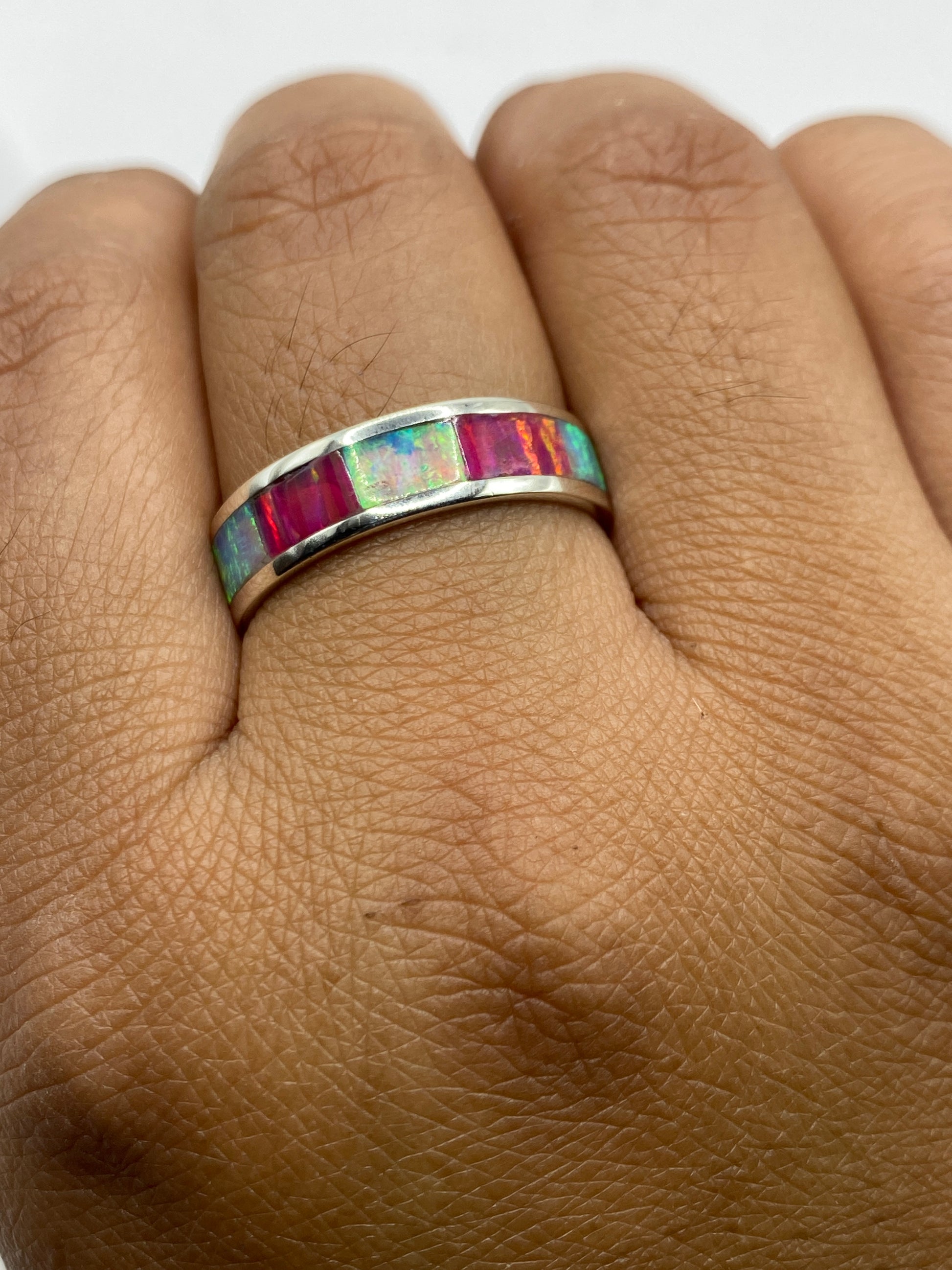 Anillo sobre fondo blanco mostrando el sello del Quinto .950 en el interior