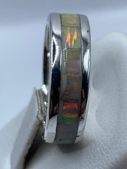 Vista lateral del anillo en plata .950 con el ópalo en su faceta