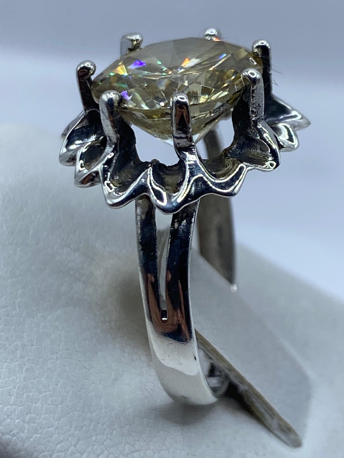 Detalle del engaste de la circonia y los pétalos de plata que abrazan la piedra