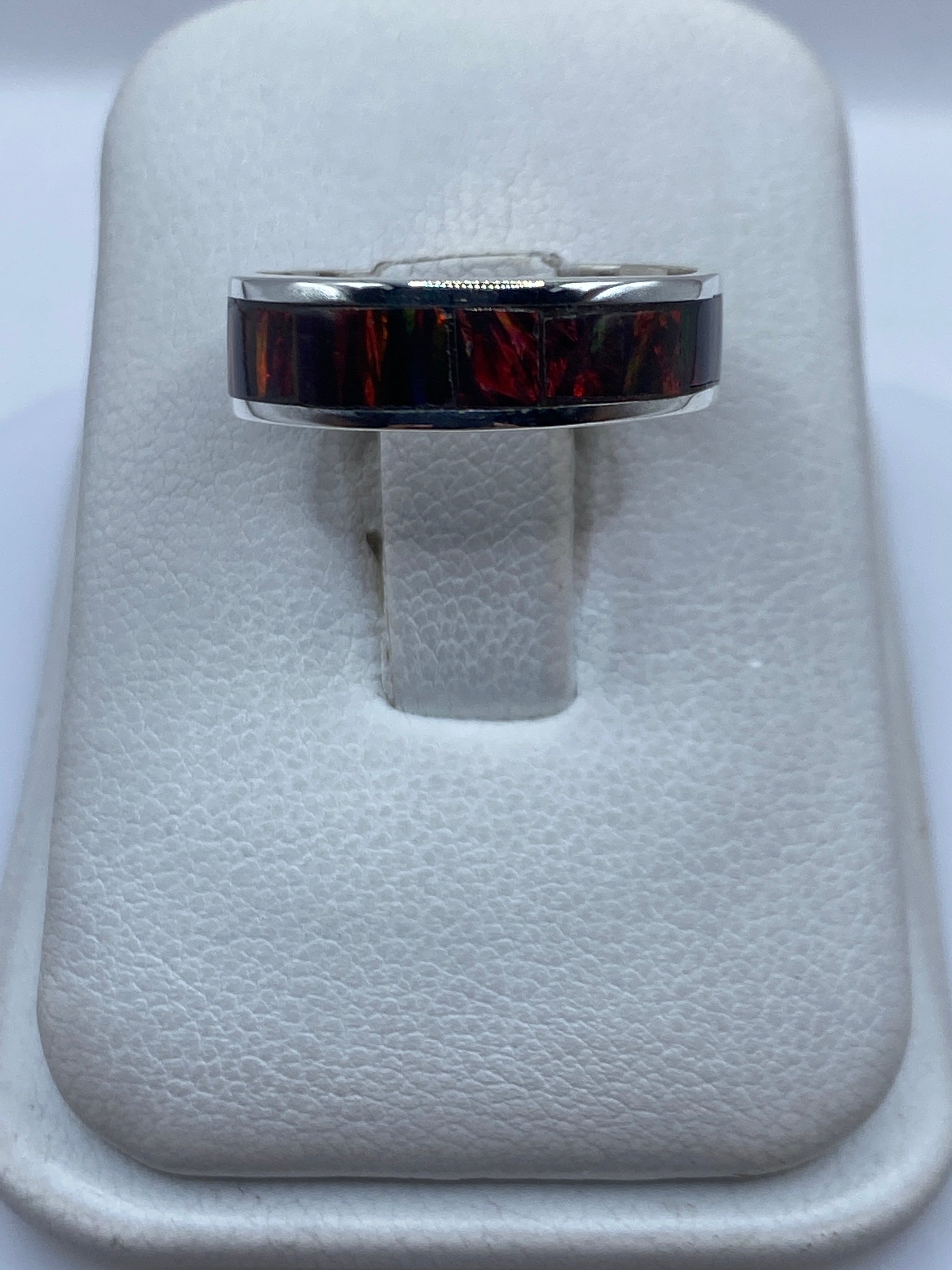 Anillo de plata .950 con ópalo de fuego multicolor en tonos naranja, rojo y verde en dedos