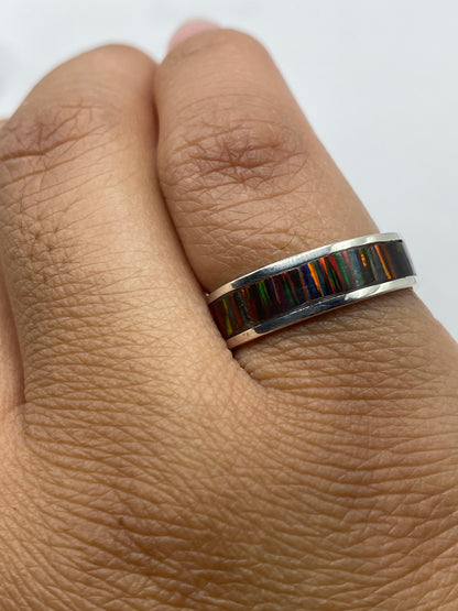 Anillo sobre fondo blanco con certificado y Quinto .950 visible