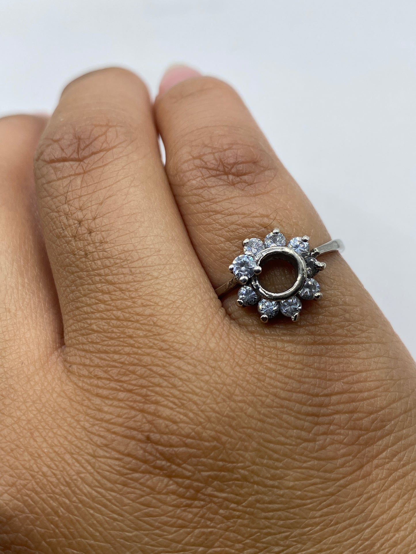 Anillo en dedo mostrando el brillo y la colocación de la circonia blanca