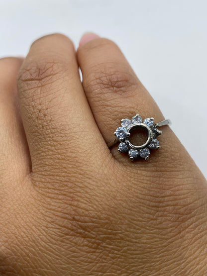 Anillo en dedo mostrando el brillo y la colocación de la circonia blanca