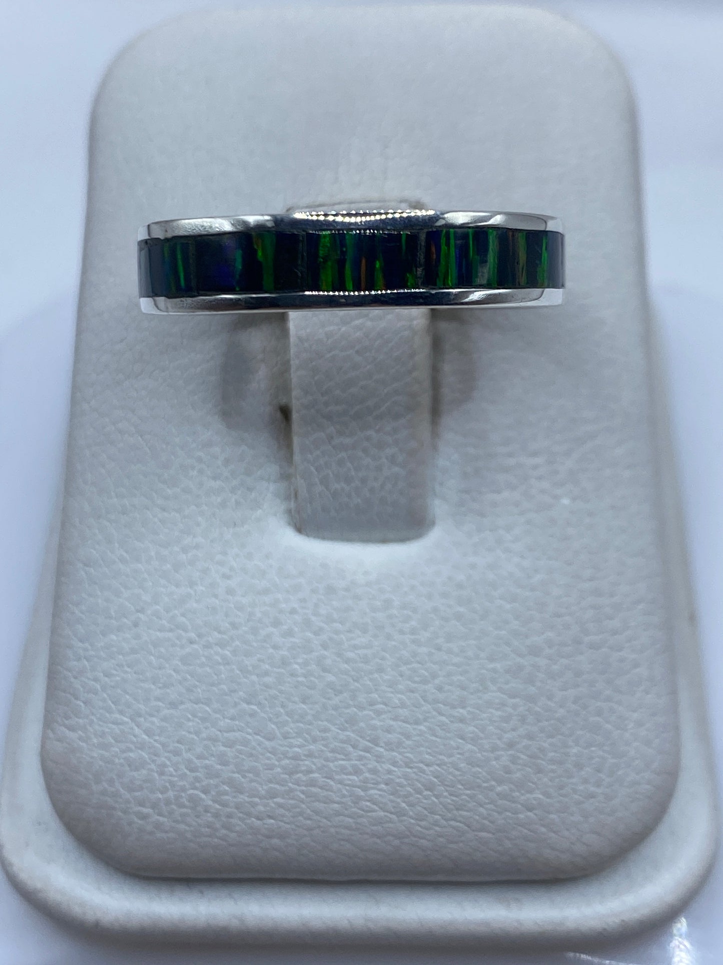 Anillo de plata .950 con opalo de fuego multicolor en tonos verdes, azules y dorados