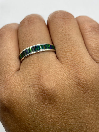 Anillo sobre fondo blanco mostrando el Quinto .950 y el brillo del opalo de fuego