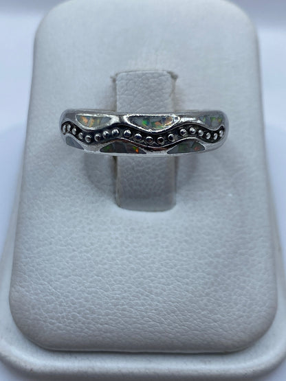 Anillo de plata .950 con ópalo de fuego multicolor en estuche blanco, vista superior del engaste