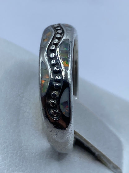 Detalle del engaste a mano en plata pura del ópalo, vista lateral del anillo minimalista