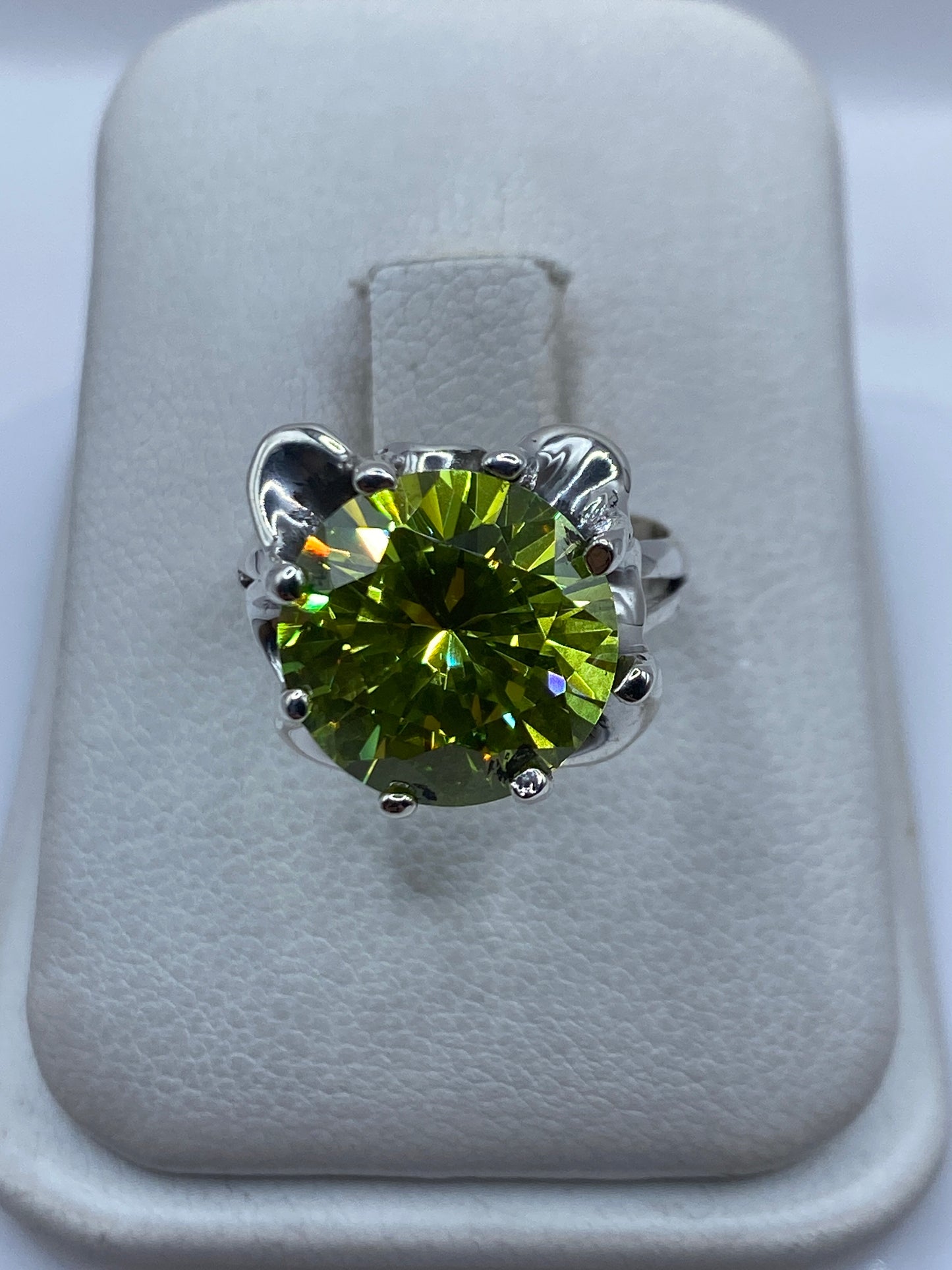 Anillo solitario en plata .925 con circonia verde olivo engastada a mano