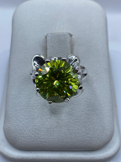 Anillo solitario en plata .925 con circonia verde olivo engastada a mano