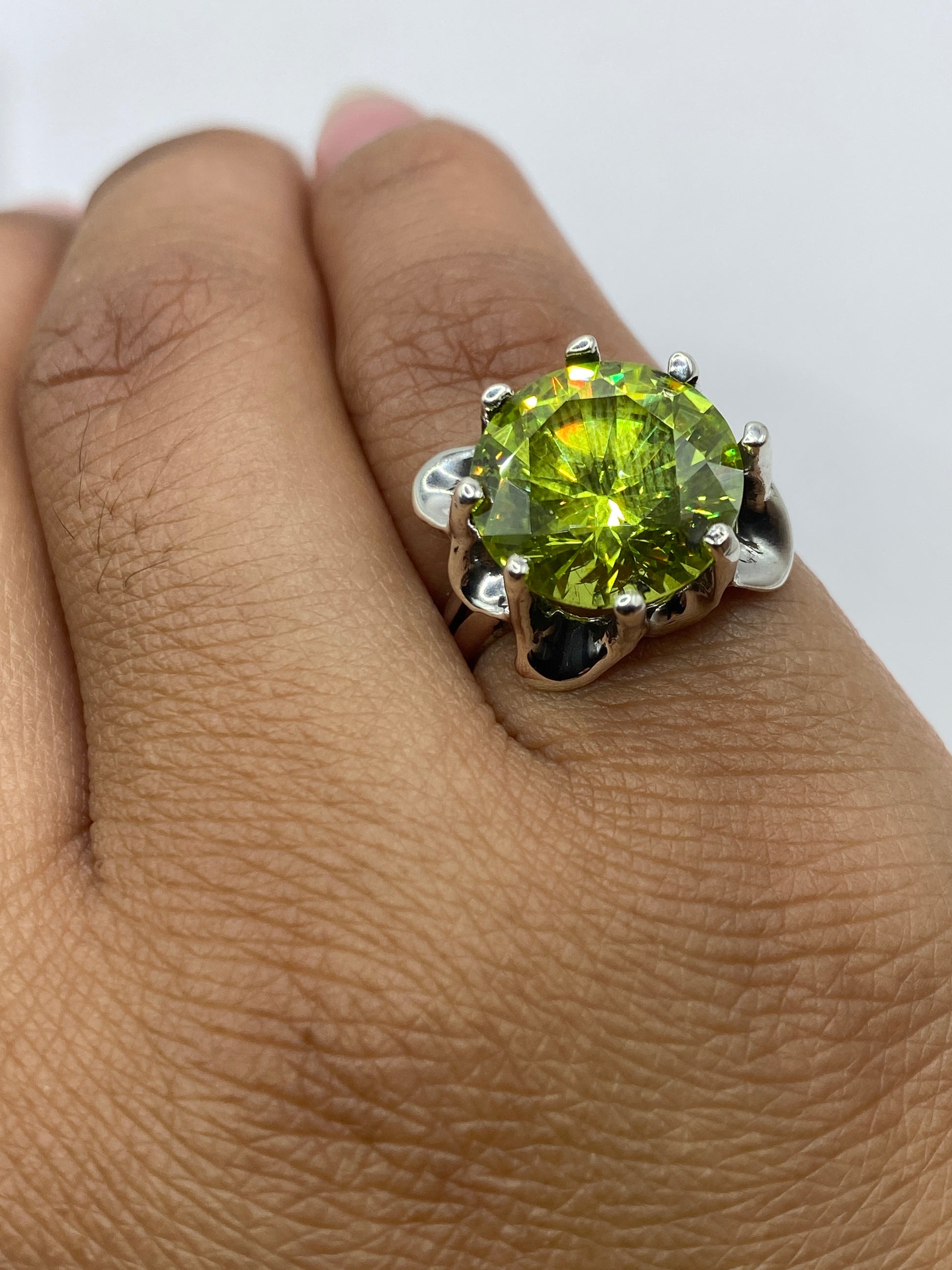 Anillo sobre fondo blanco mostrando el Quinto .925 en el aro