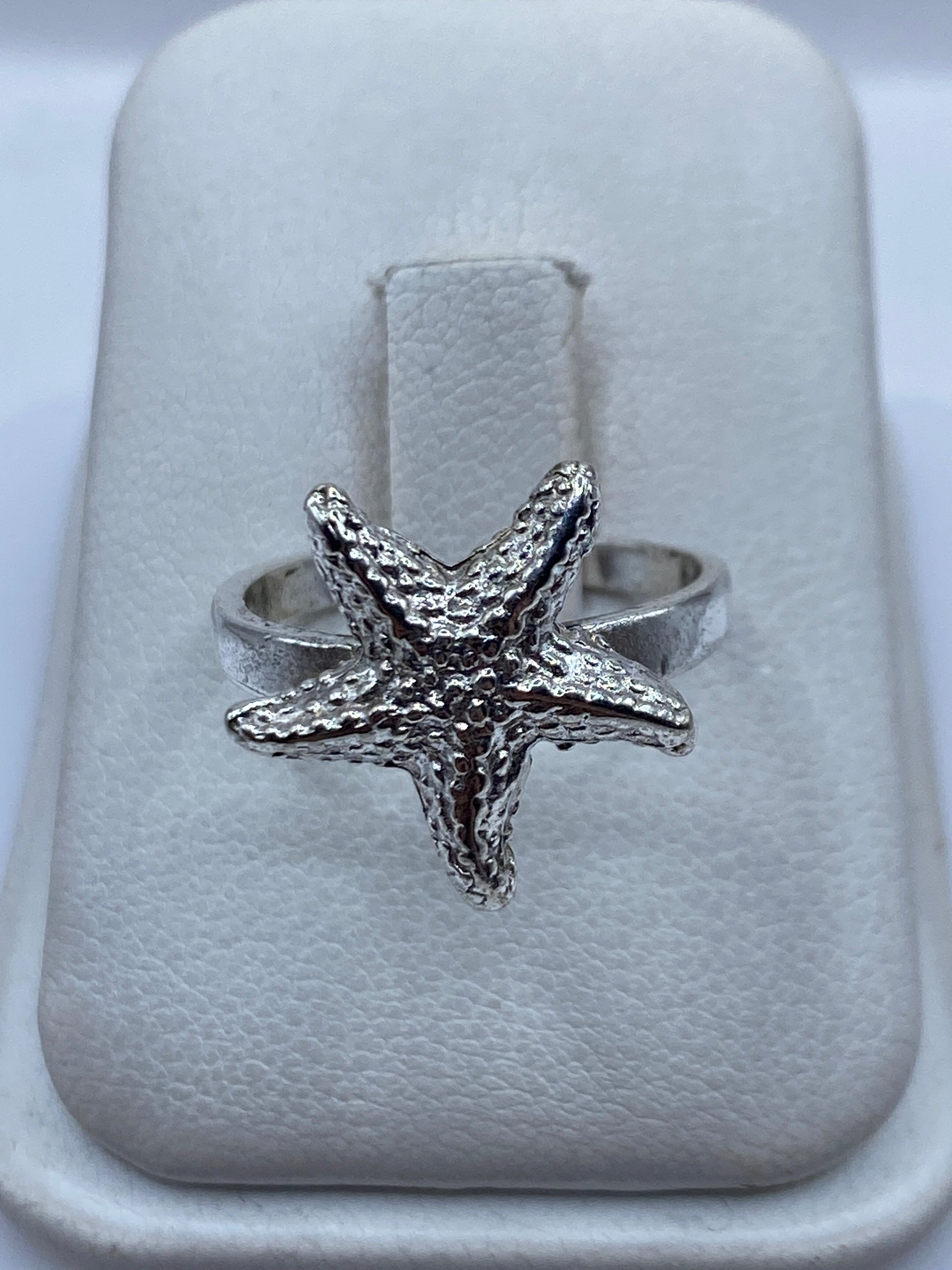 Anillo de plata .925 con diseño de estrella de mar fundida, vista superior