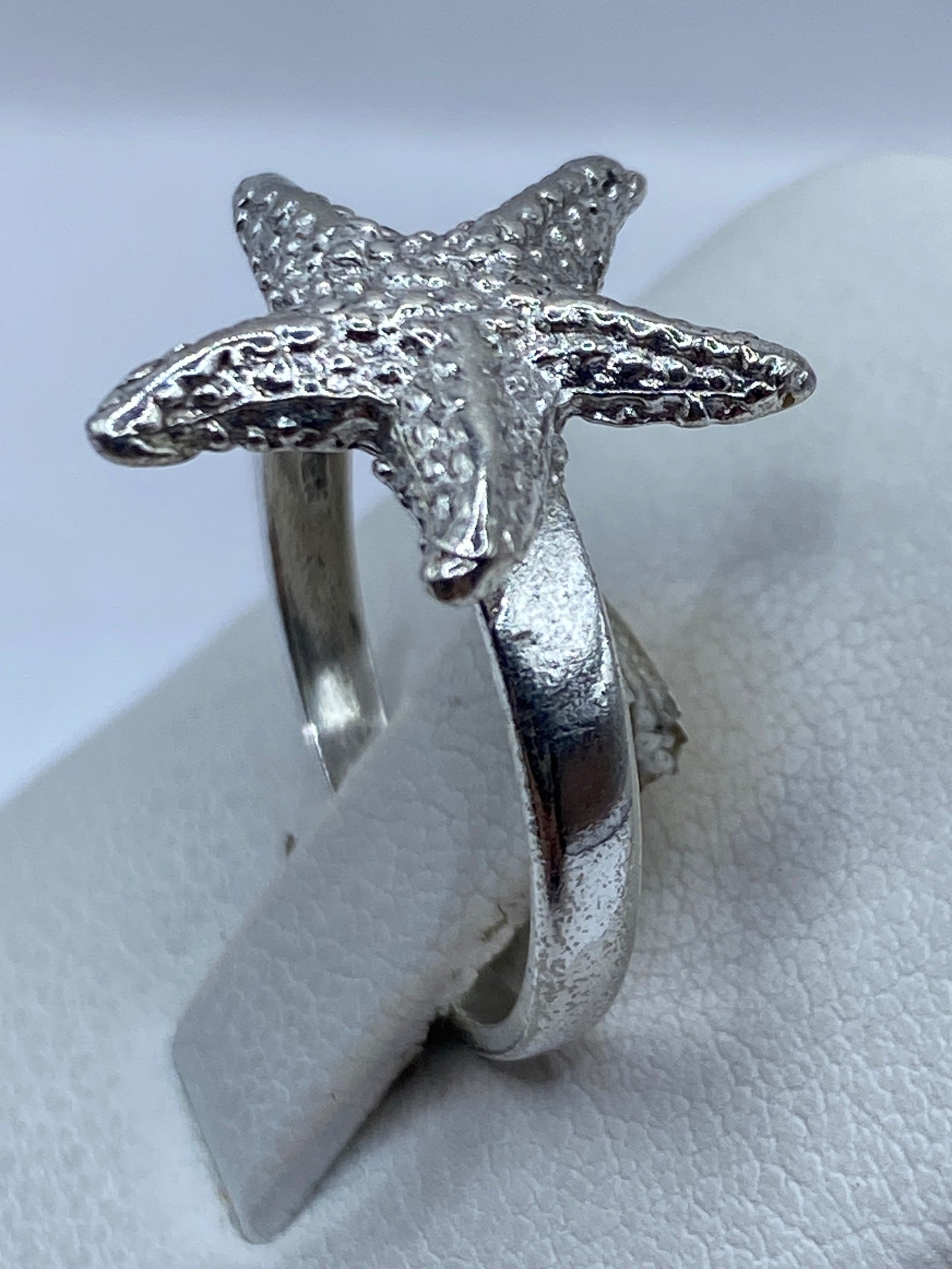 Detalle lateral del anillo de fundición con acabado pulido