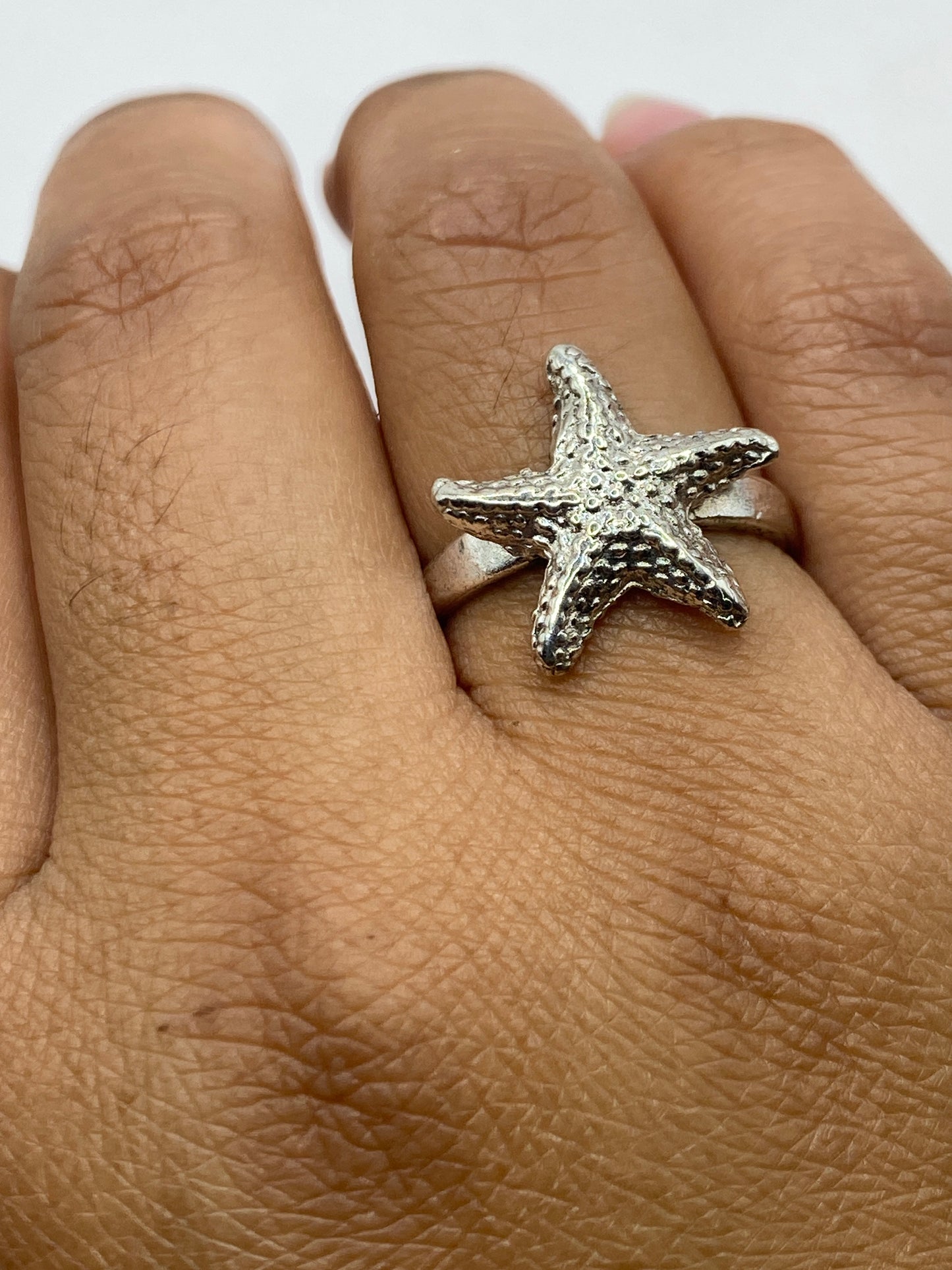 Anillo sobre fondo neutro mostrando el sello .925 en la banda