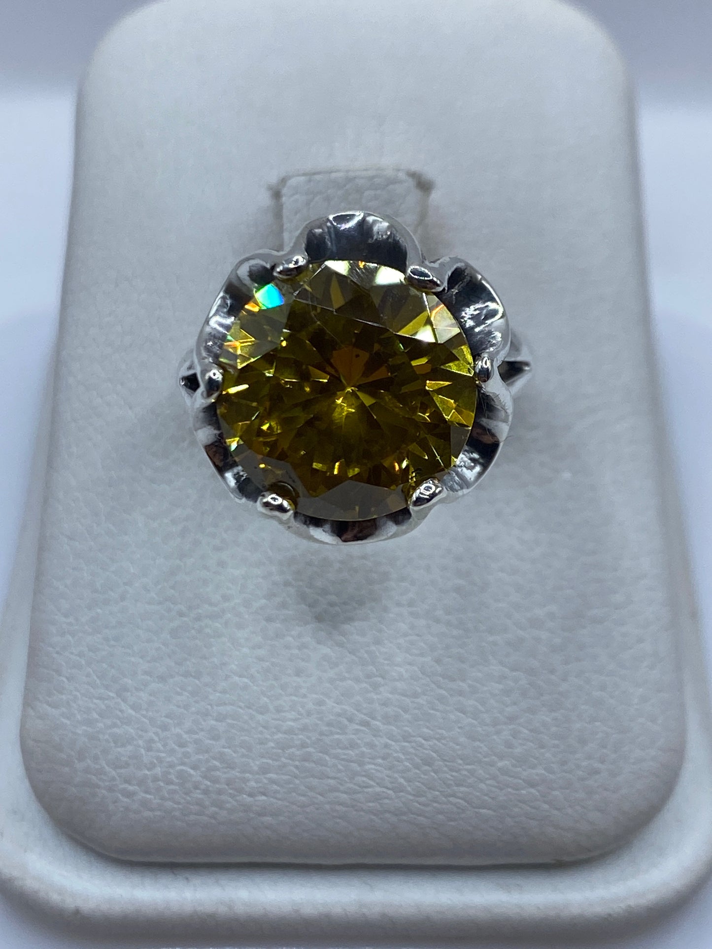 Anillo de plata solitario con circonia amarilla brillante, vista superior sobre fondo blanco