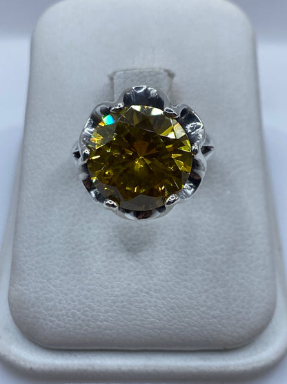 Anillo de plata solitario con circonia amarilla brillante, vista superior sobre fondo blanco