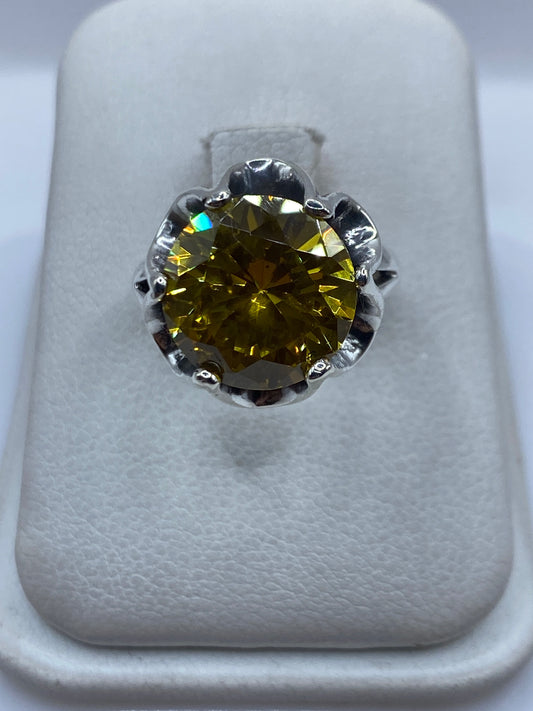Anillo de plata solitario con circonia amarilla brillante, vista superior sobre fondo blanco