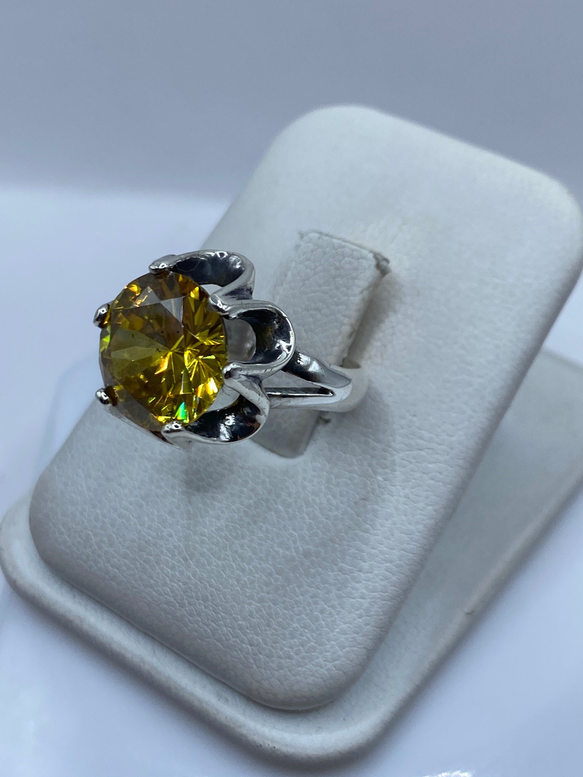 Anillo de plata .925 con circonia amarilla en talla 6, detalle lateral del engaste