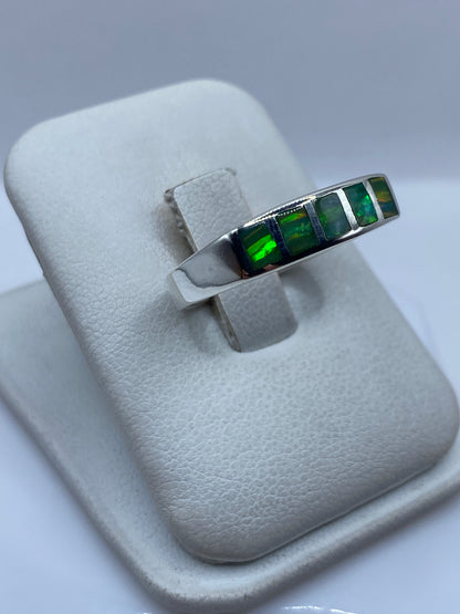 Detalle del engaste a mano de los ópalos de fuego en plata .950 con tonos verde y amarillo