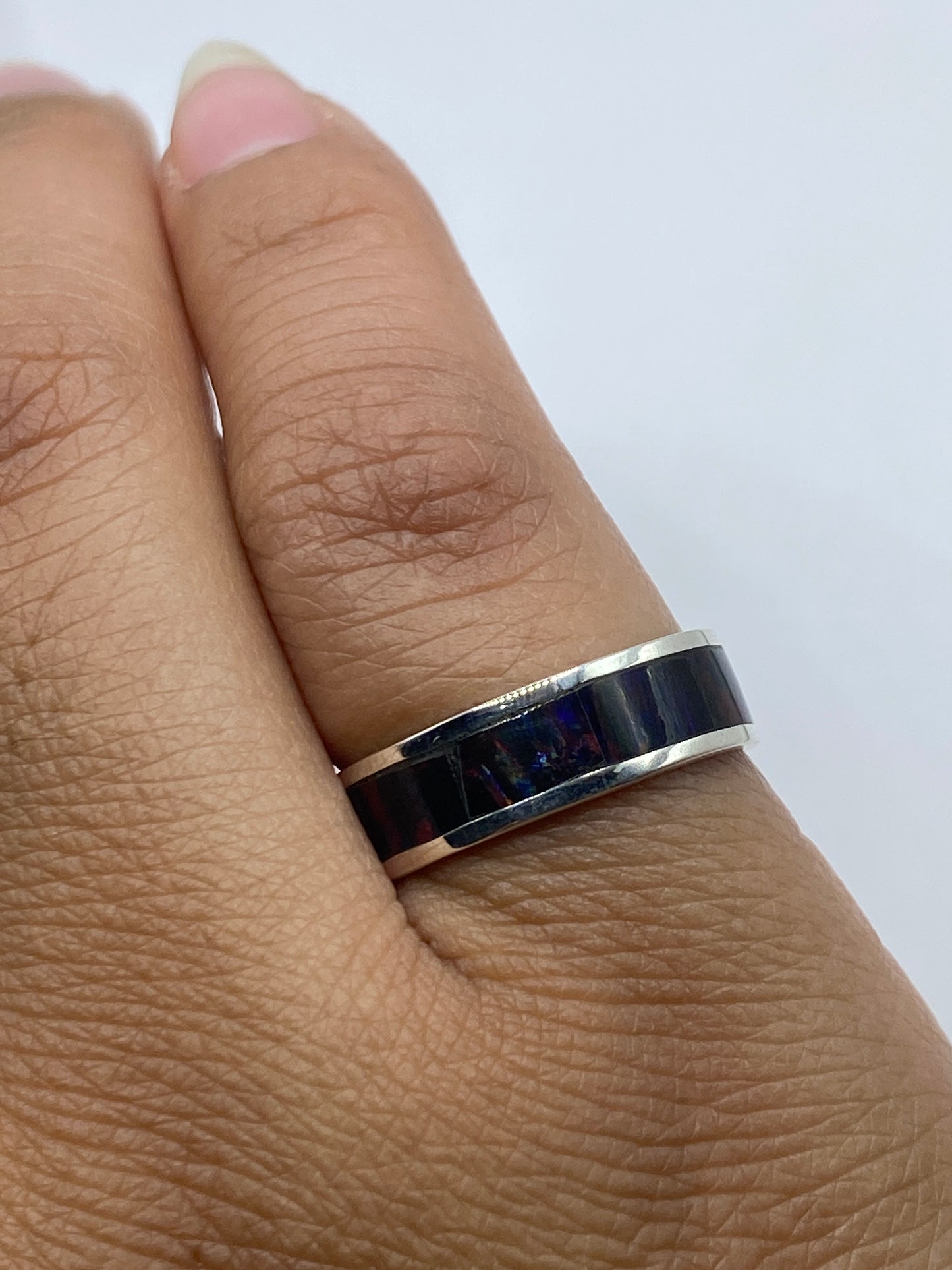 Anillo de plata minimalista con ópalo en la mano