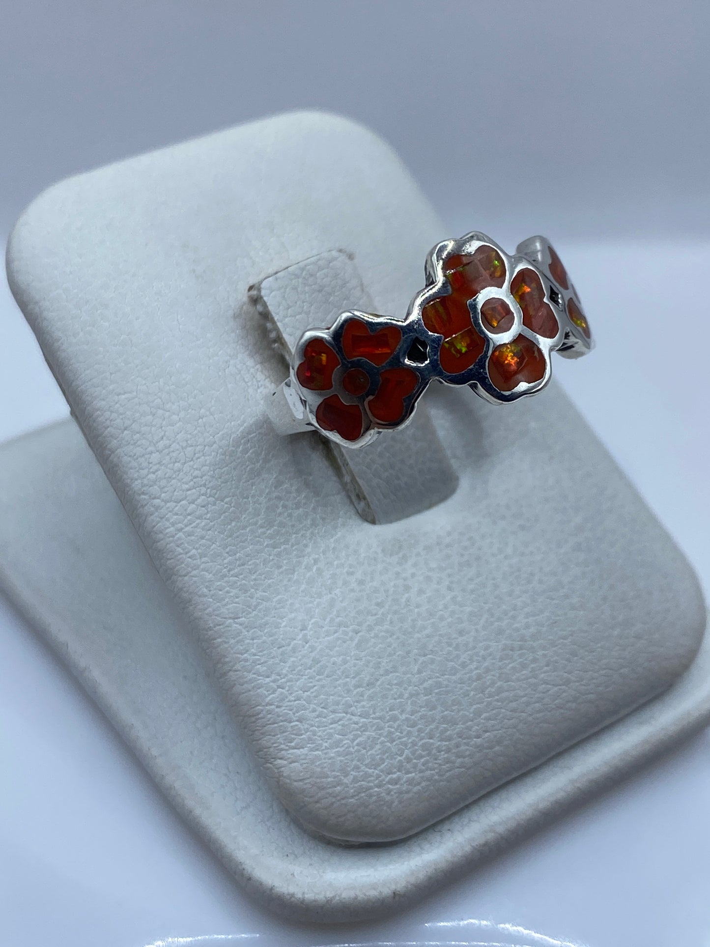 Vista lateral del anillo de plata con incrustación de ópalo de fuego