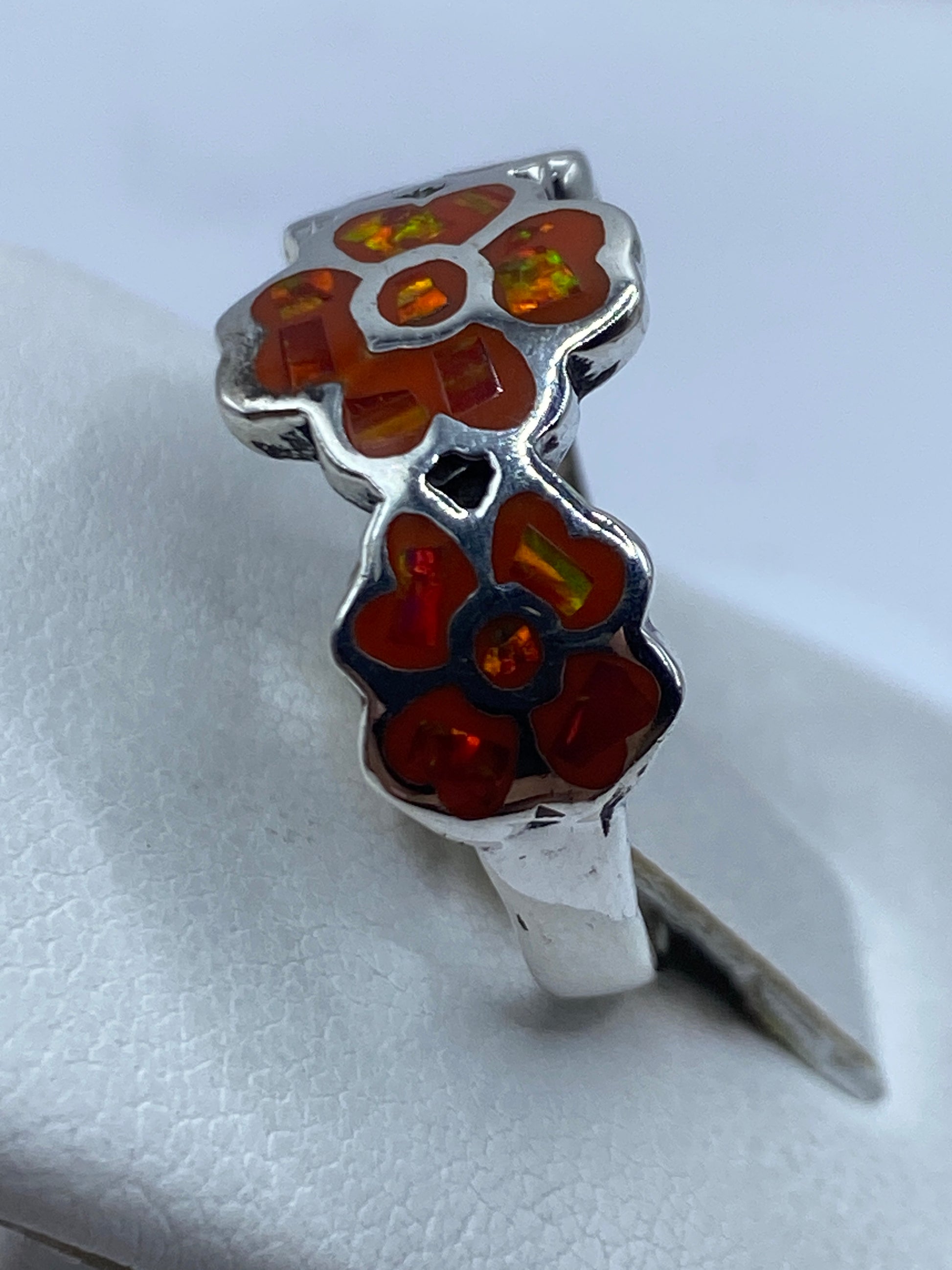 Detalle del ópalo naranja con reflejos ámbar y dorados engastado a mano