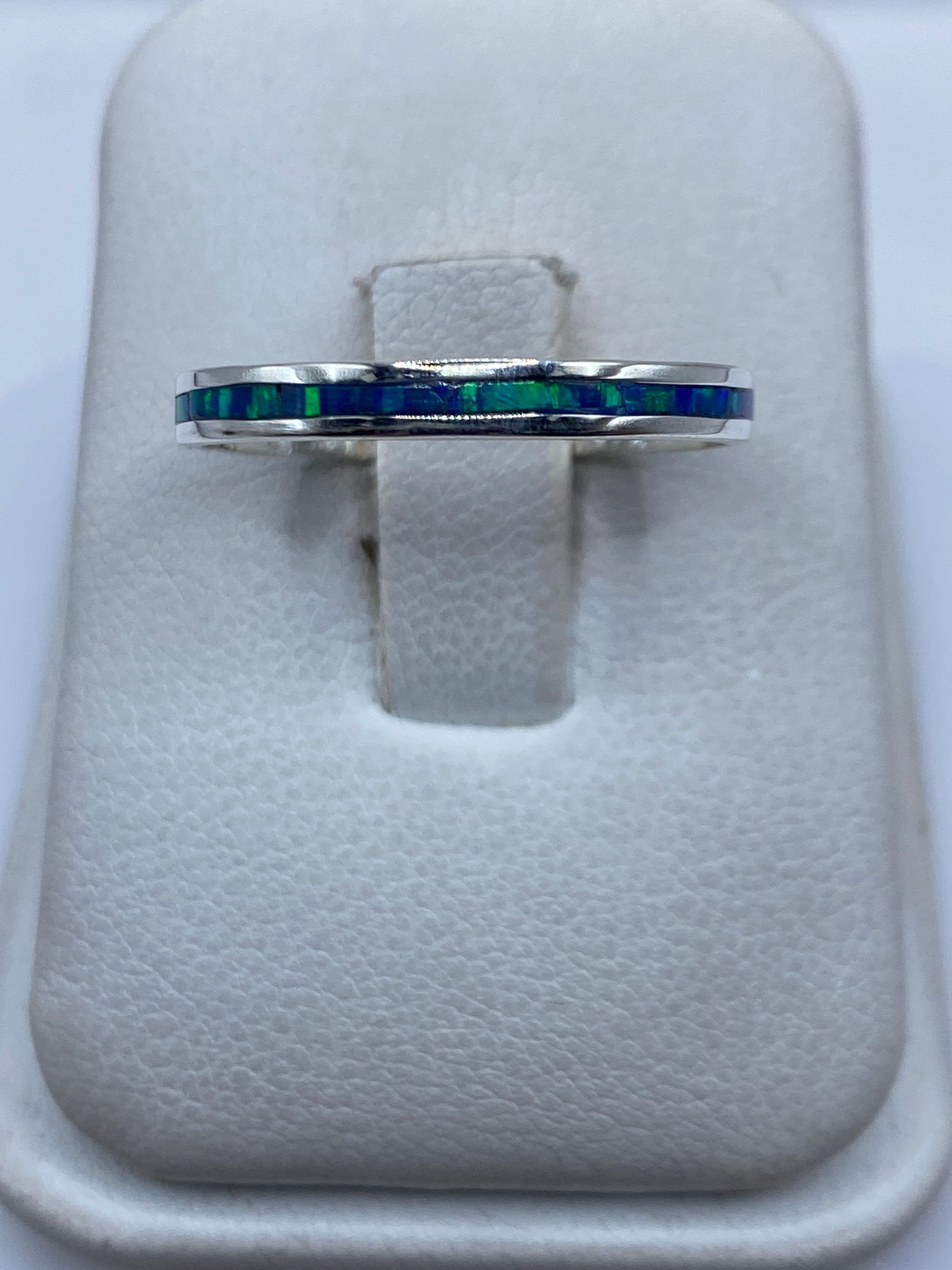 Anillo de plata .950 con ópalo de fuego azul brillante, visto de frente en estuche