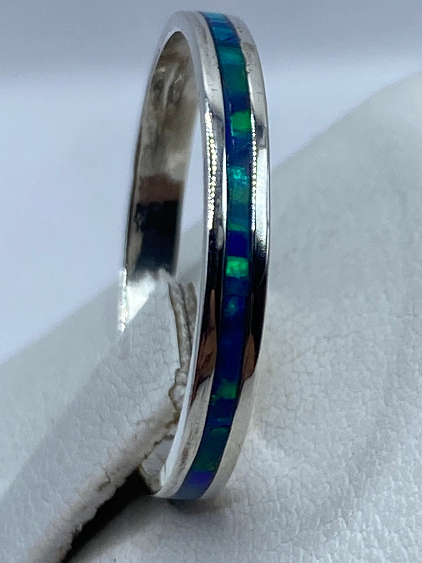 Ópalo de fuego azul engastado en plata .950, vista interior con sello 950