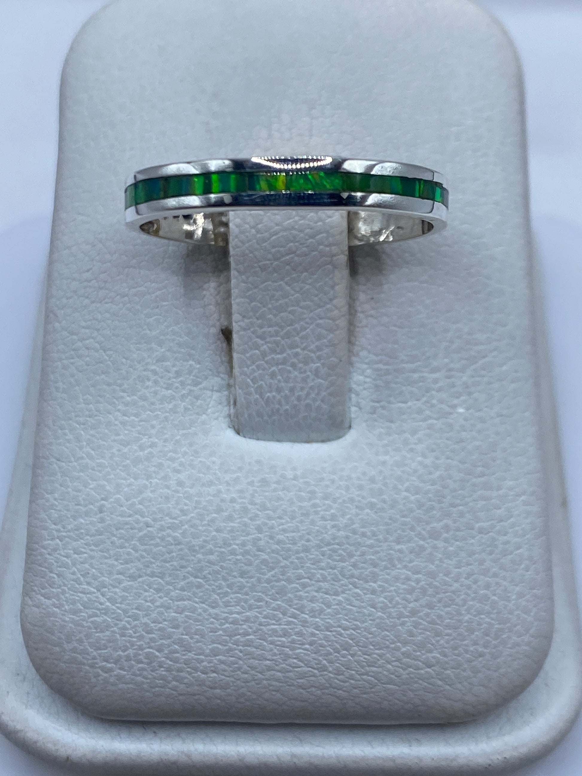 Anillo de plata .950 con Ópalo de Fuego verde limón en estuche blanco