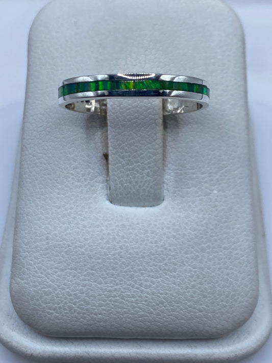 Anillo de plata .950 con Ópalo de Fuego verde limón en estuche blanco