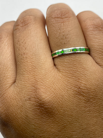 Anillo en dedo mostrando el color verde limón y el acabado de plata pura