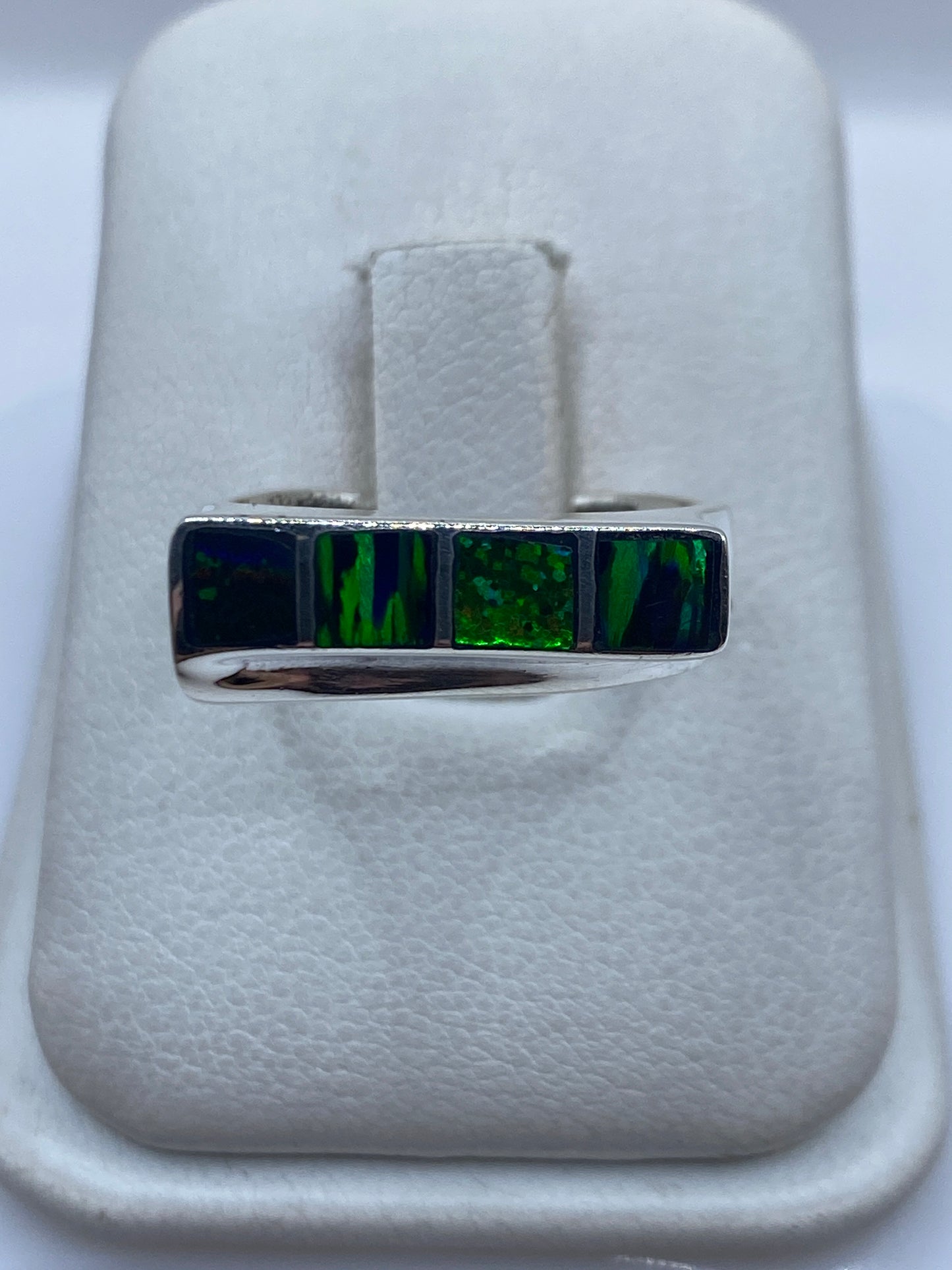 Anillo de plata .950 con Ópalo de Fuego azul engastado en bandas rectangulares, vista frontal