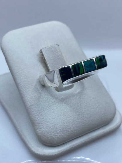 Detalle del Ópalo de Fuego azul con destellos verdes en el engaste de plata