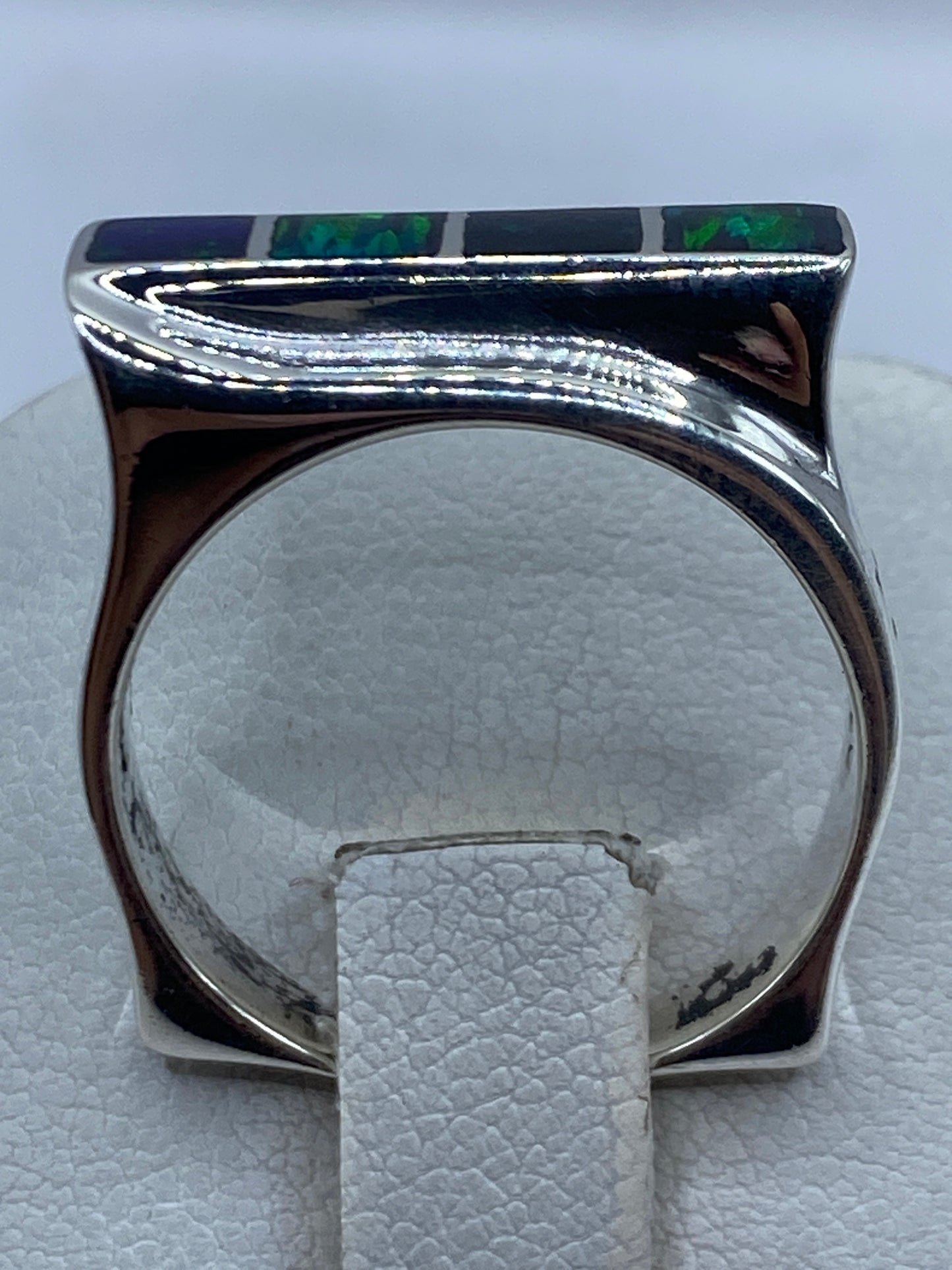 Anillo en el dedo mostrando el brillo y color azul del Ópalo