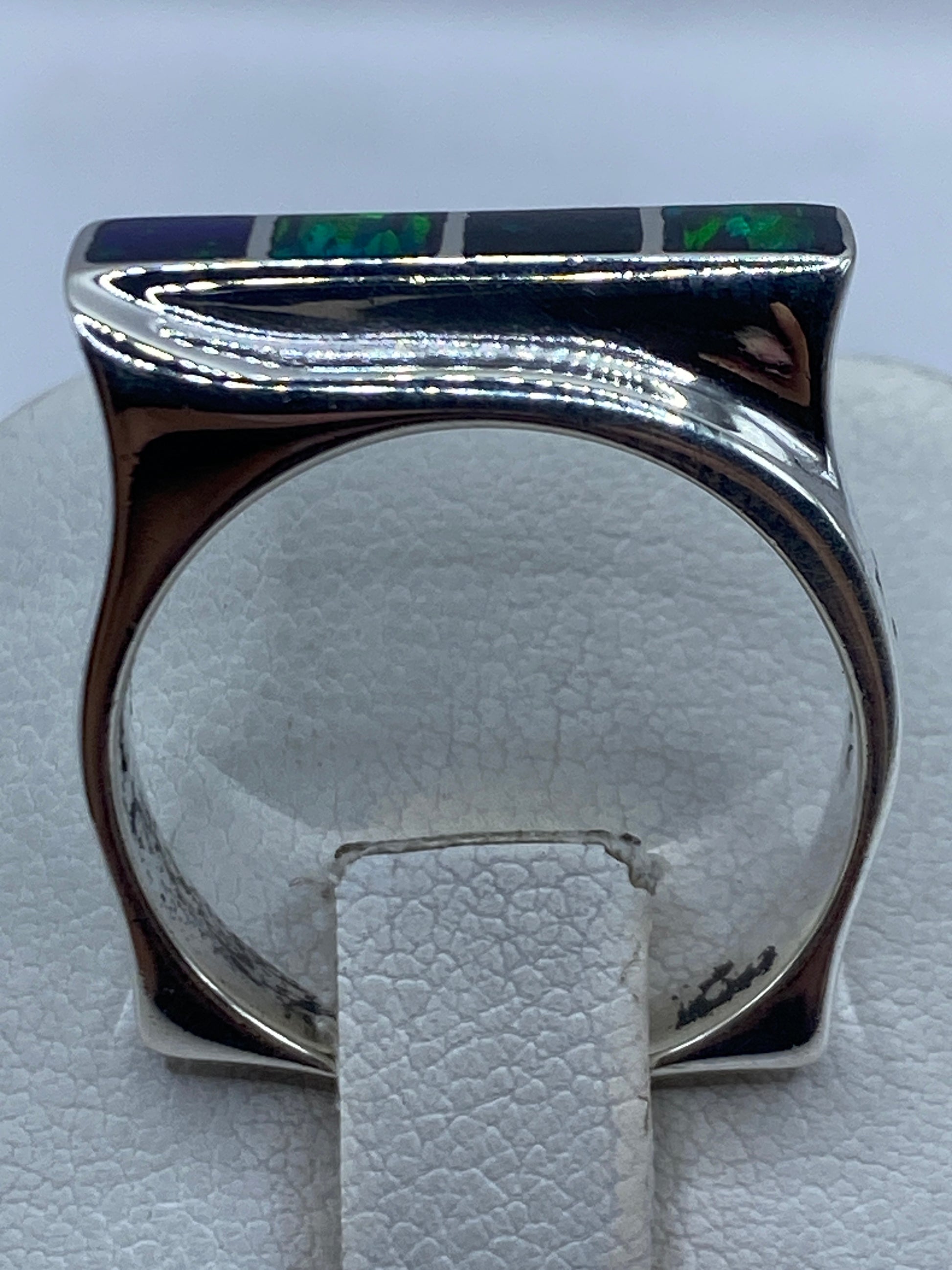 Anillo en el dedo mostrando el brillo y color azul del Ópalo