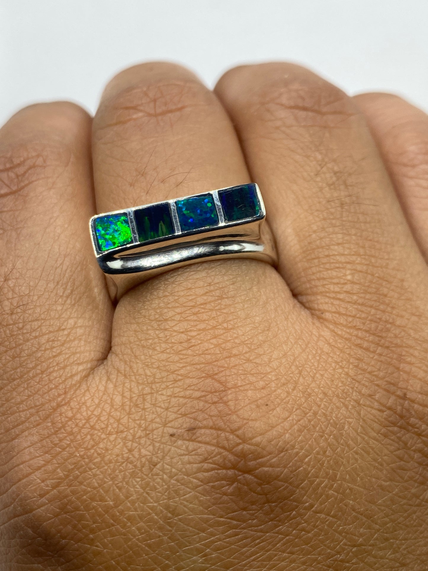 Reverso del anillo con el Quinto .950 visible en la banda interior