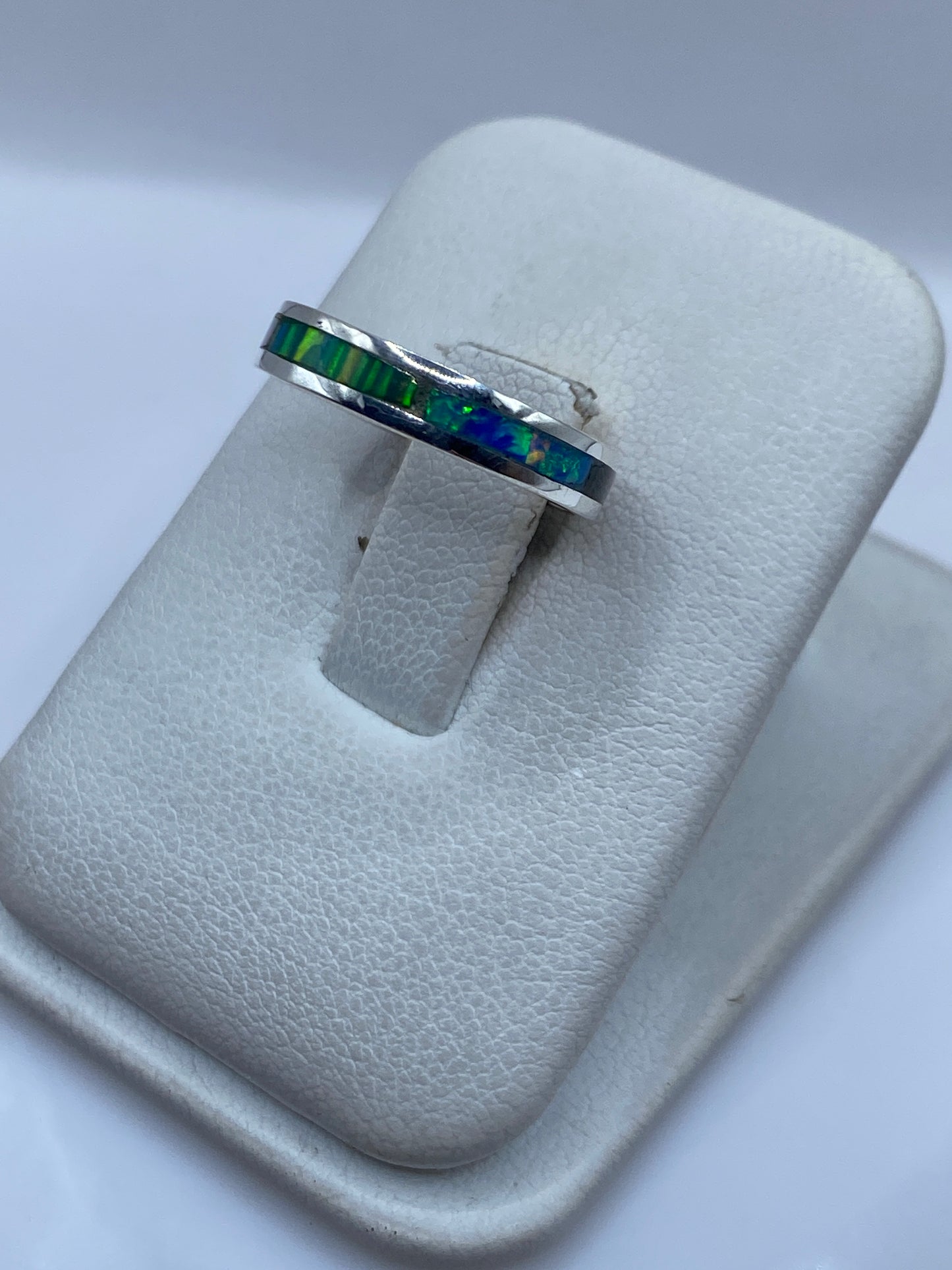 Detalle del ópalo de fuego mostrando franjas verdes, azules y naranjas