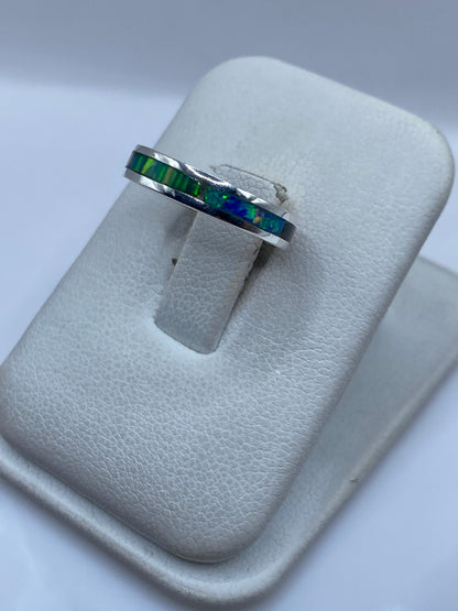 Detalle del ópalo de fuego mostrando franjas verdes, azules y naranjas